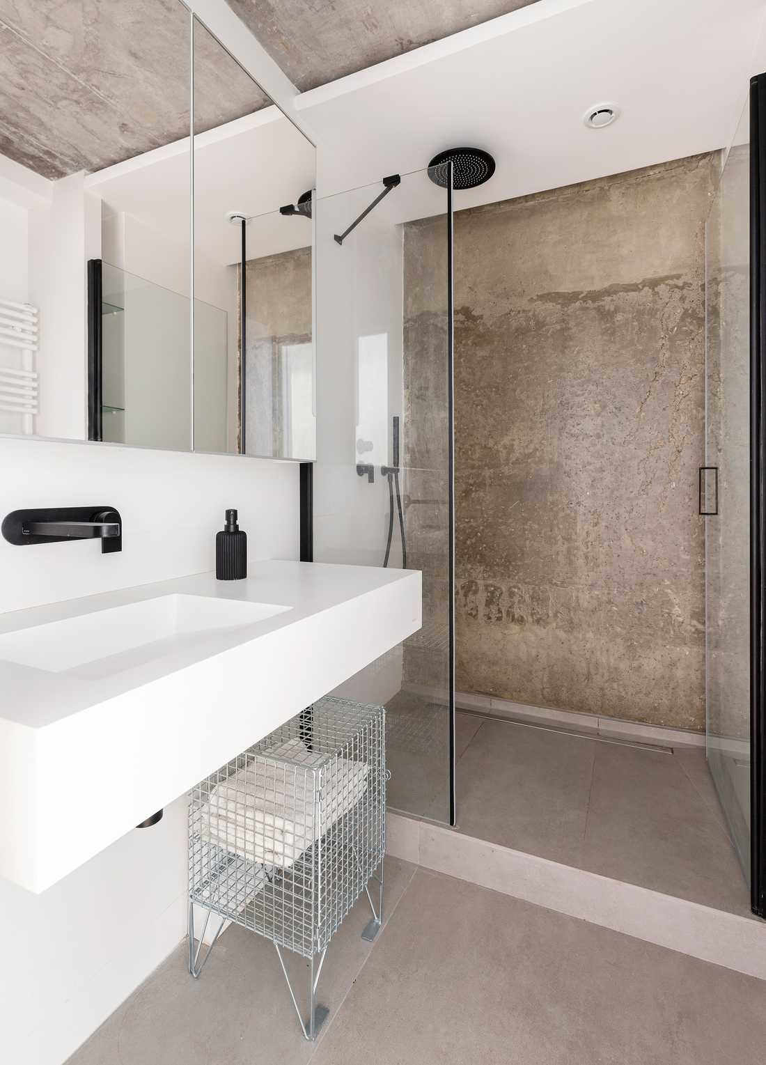 Salle de bain aménagé par un architecte dans un appartement neuf à Quimper