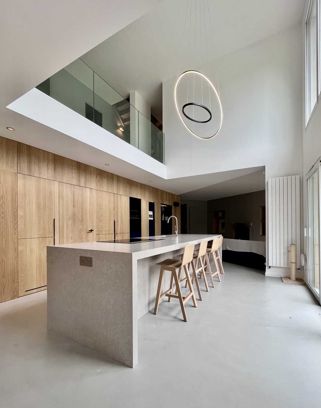 Maison contemporaine avec hauteur sous plafond aménagé par un architecte à Quimper