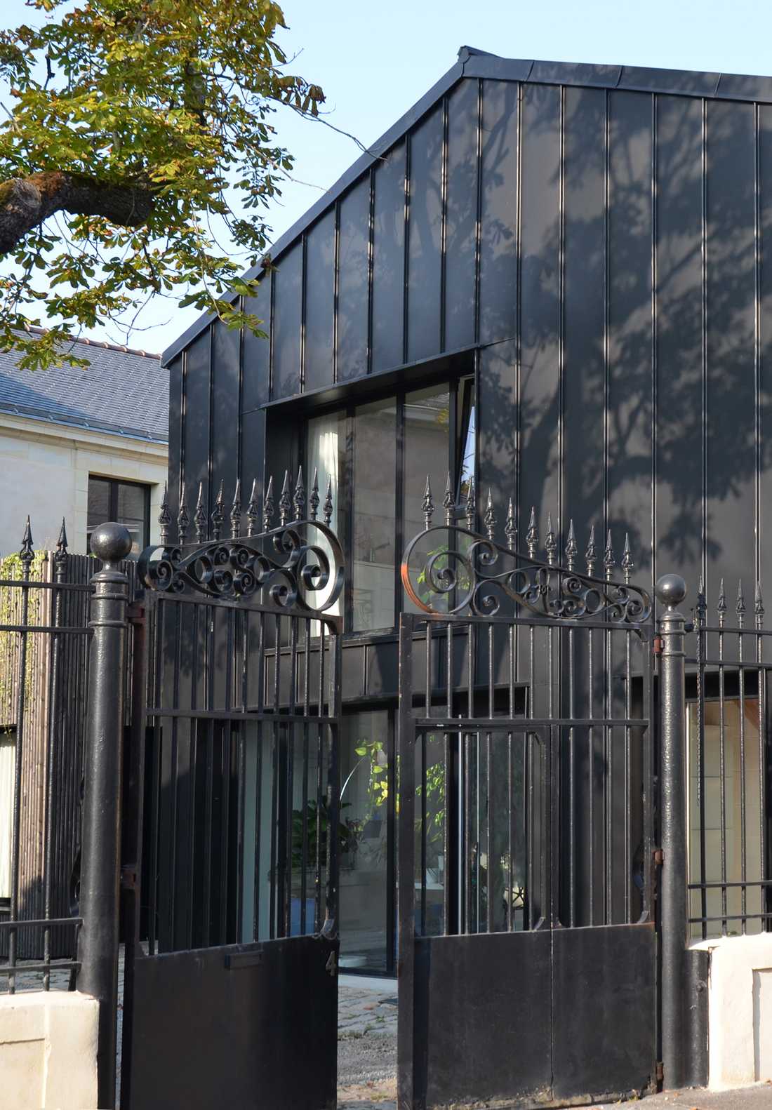 Extension contemporaine d'une maison ancienne conçue par un architecte dans le Finistère et le Morbihan