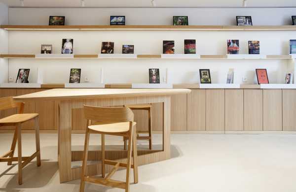 Aménagement intérieur d'une agence de voyage par un architecte d'intérieur à Quimper