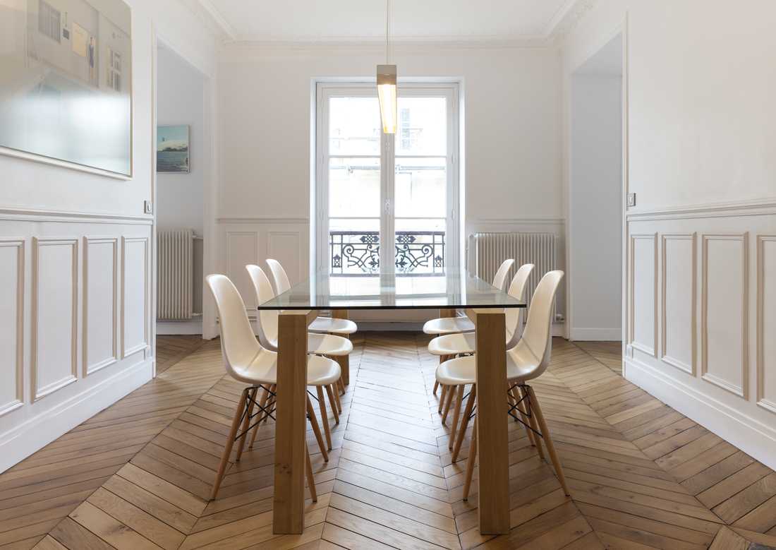 Salle à manger d'un appartement haussmannien rénové en Bretagne