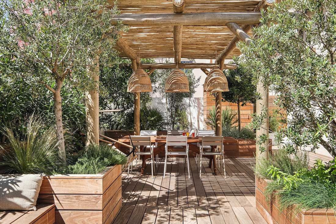 Aménagement d'une terrasse en bois par un jardinier paysagiste à Quimper