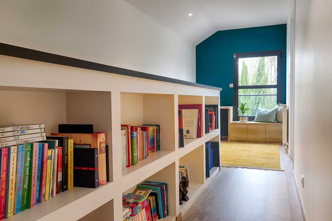 Mezzanine aménagé par un architecte d'intérieur pour y intégrer un bureau de télétravail