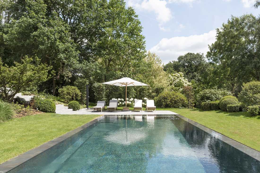 Piscine d'un jardin à débordement concu par un paysagiste à Quimper