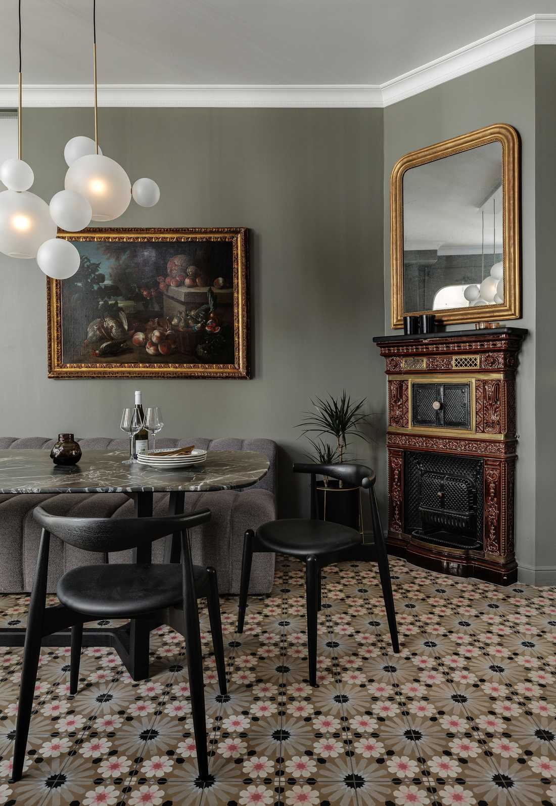 Salle a manger avec cheminée ancienne rénovée par un architecte d'intérieur dans le Finistère et le Morbihan