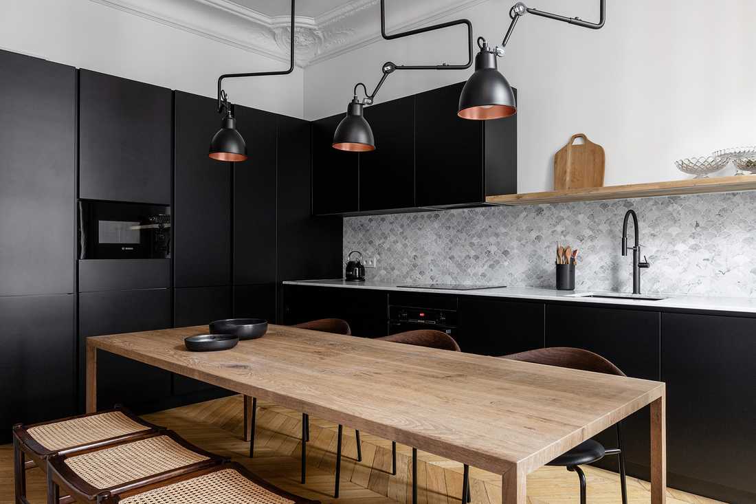 Cuisine d'un appartement familial avec table Tense de MDF Italia