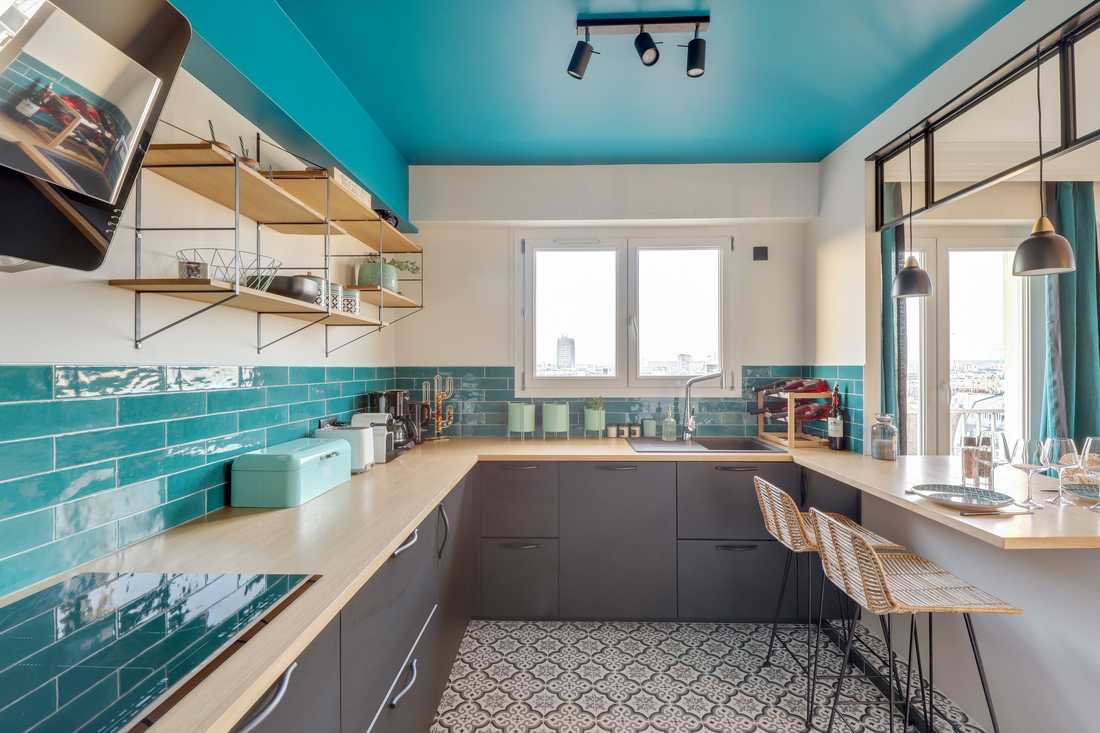 Plan de travail de la cuisine d'un appartement rénové par un architecte dans le Finistère et le Morbihan