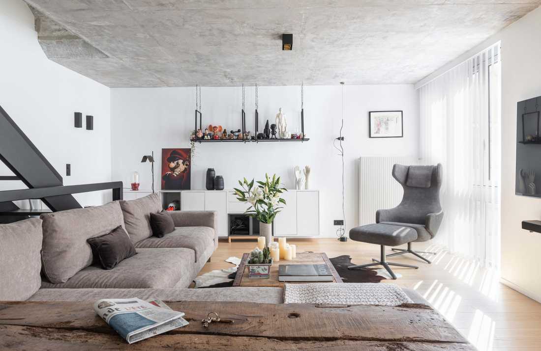 Renovation of a brutalist-style triplex apartment