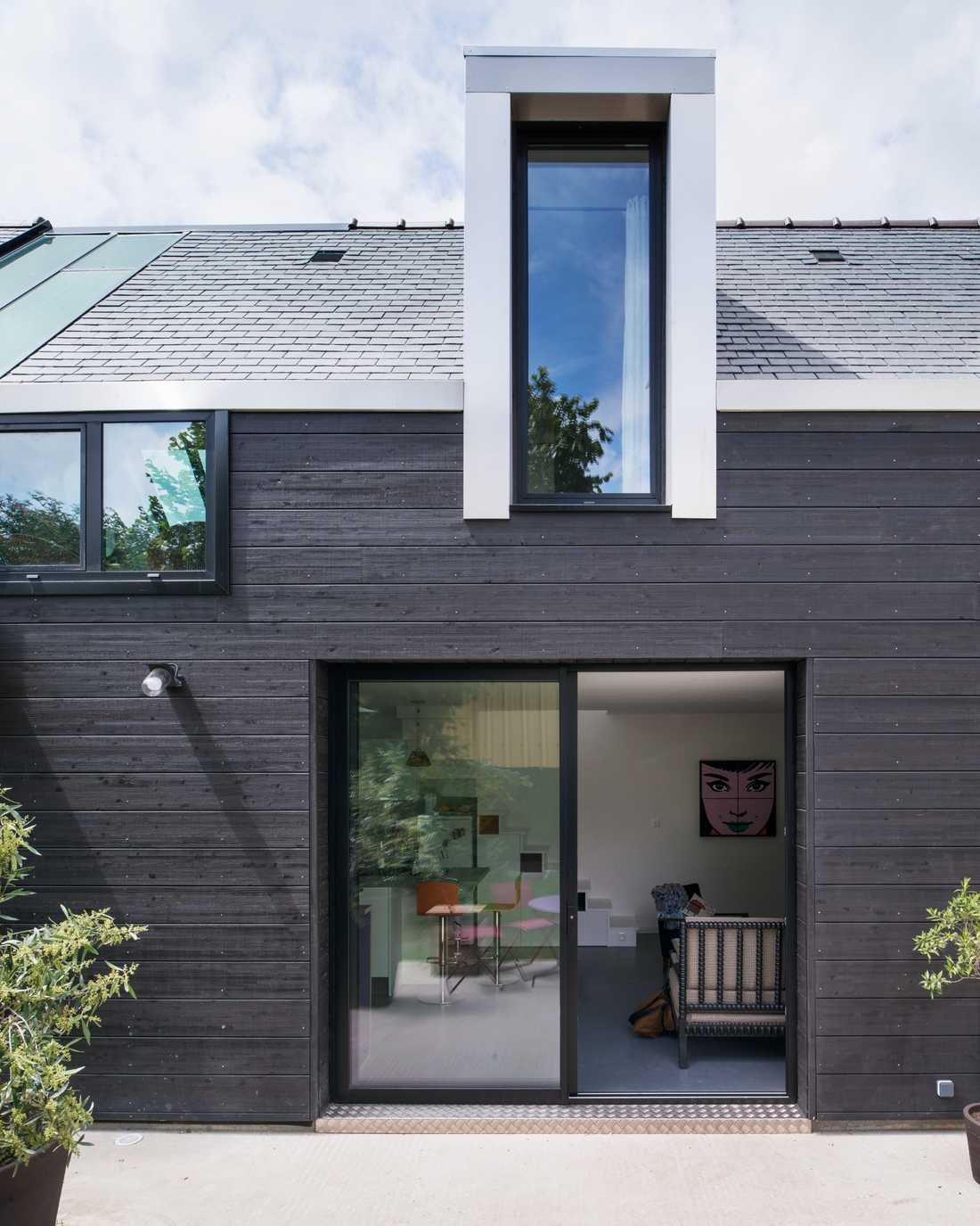 Extension avec bardage bois anthracite conçu par un architecte dans le Finistère et le Morbihan