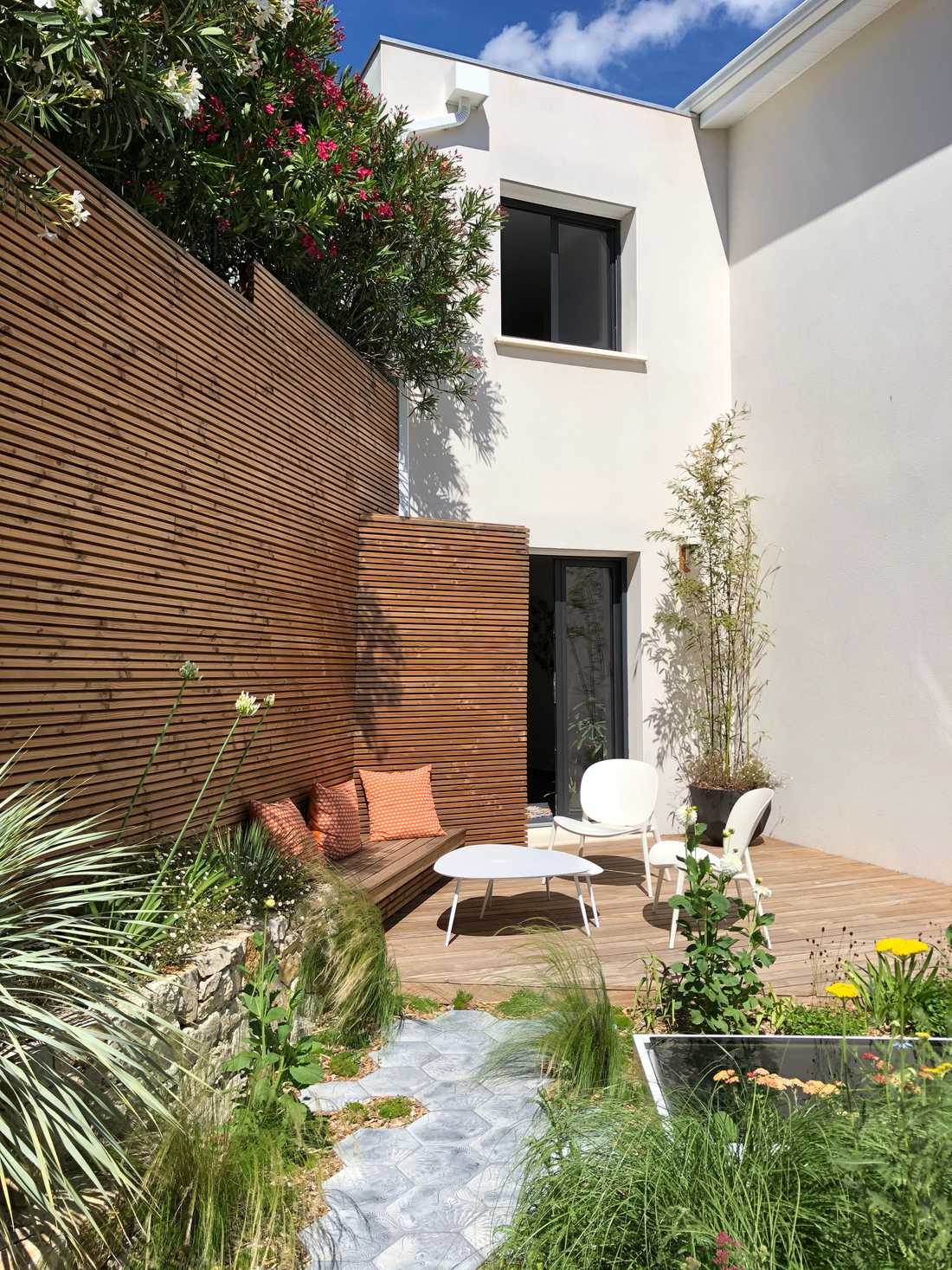 Aménagement de la terrasse d'une maison de ville par un paysagiste en Bretagne