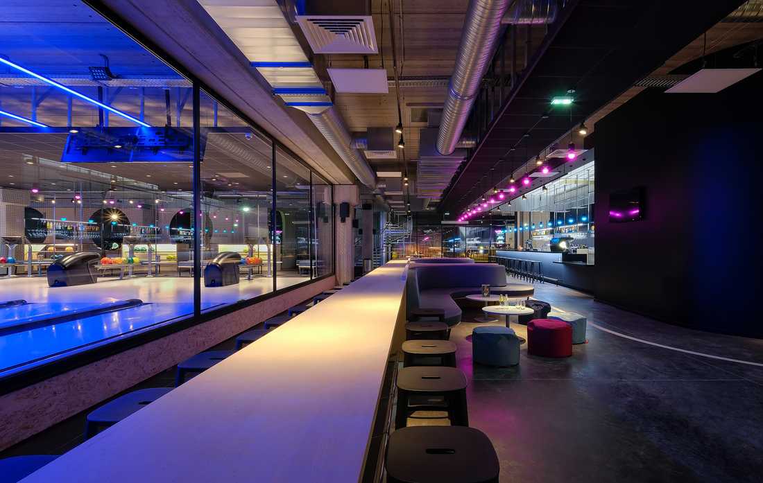 Restaurant - bar d'un bowling aménagé par un architecte dans le Finistère et le Morbihan