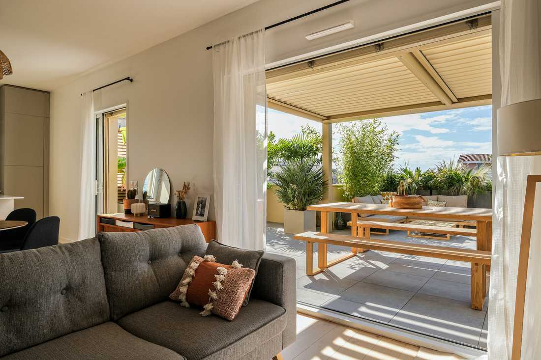 Terrasse bioclimatique avec pergola - vue de la terrasse depuis l'intérieur