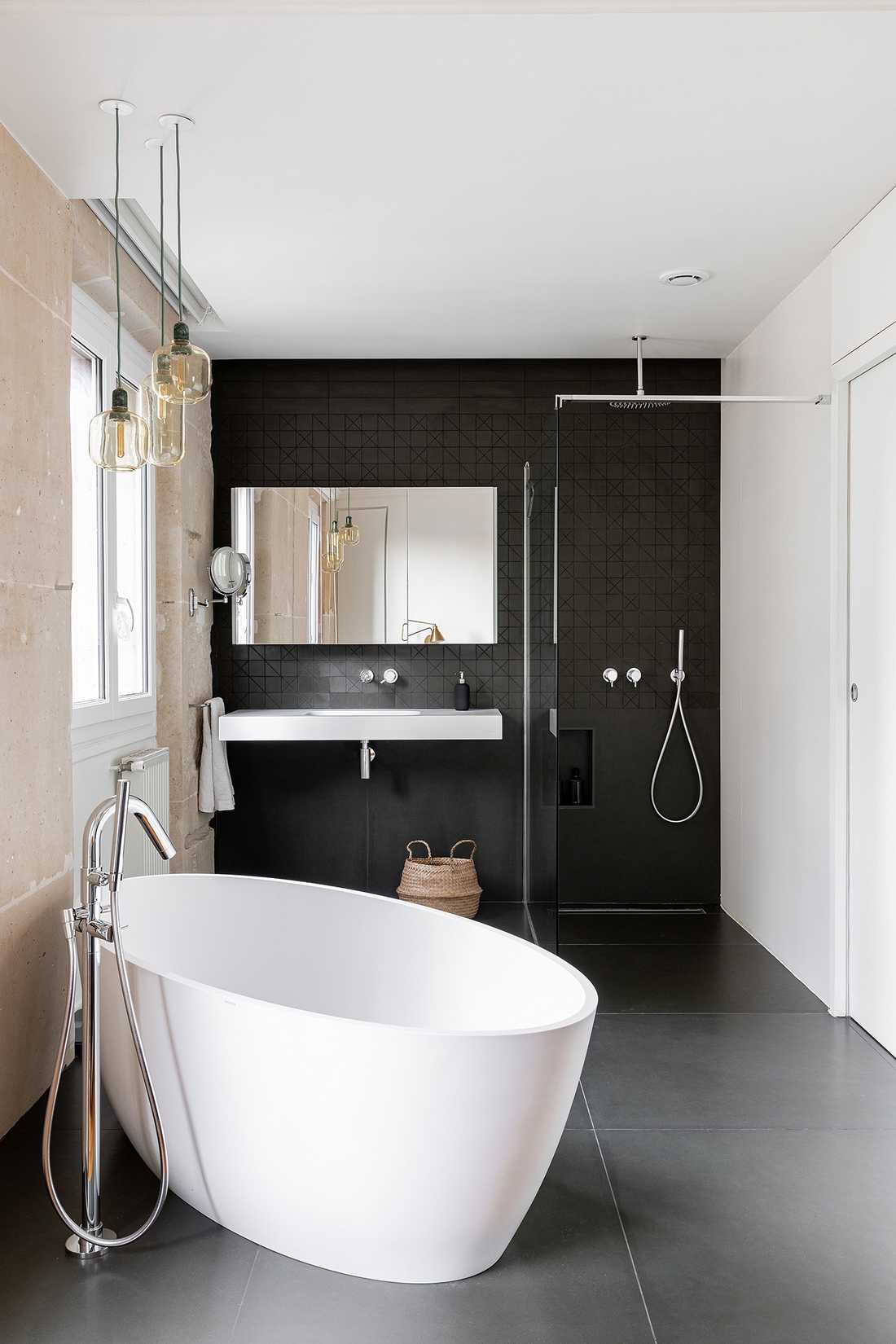 Bathroom with central bathtub designed by an interior designer in Quimper 
