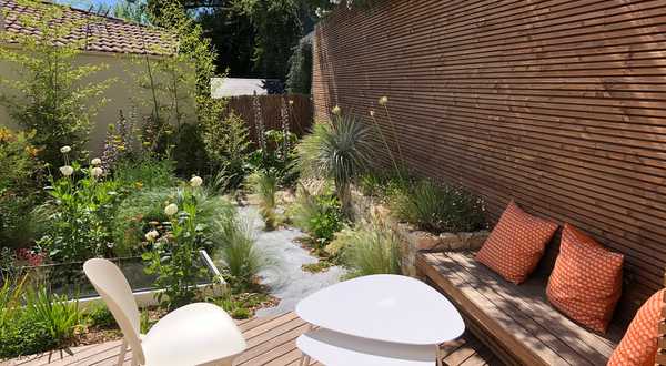 Micro-jardin urbain aux massifs naturalistes à Quimper