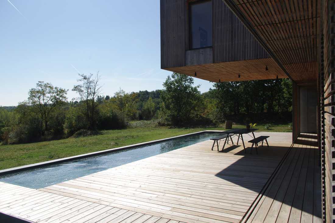 Terrasse avec piscine aménagée par un architecte