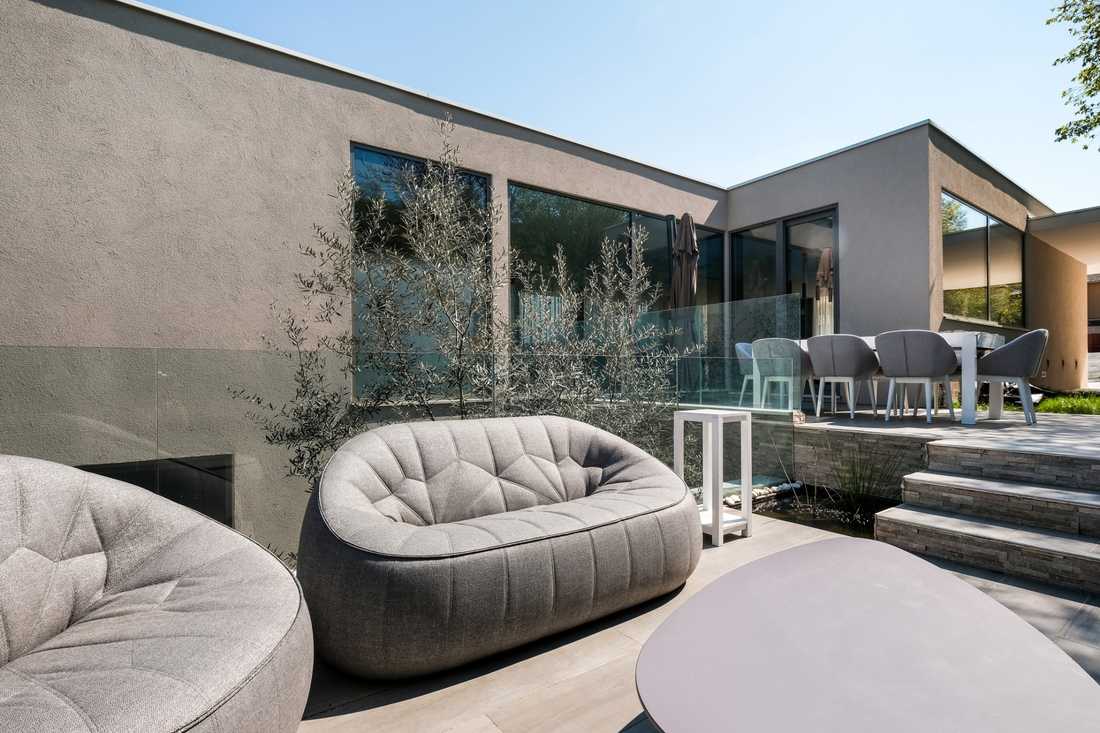 Terrasse d'une maison contemporaine avec baies vitrées