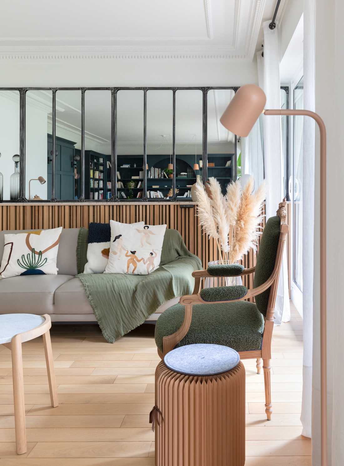 Séparation entre un salon et une cuisine avec une verrière conçue par un décorateur d'intérieur en Bretagne