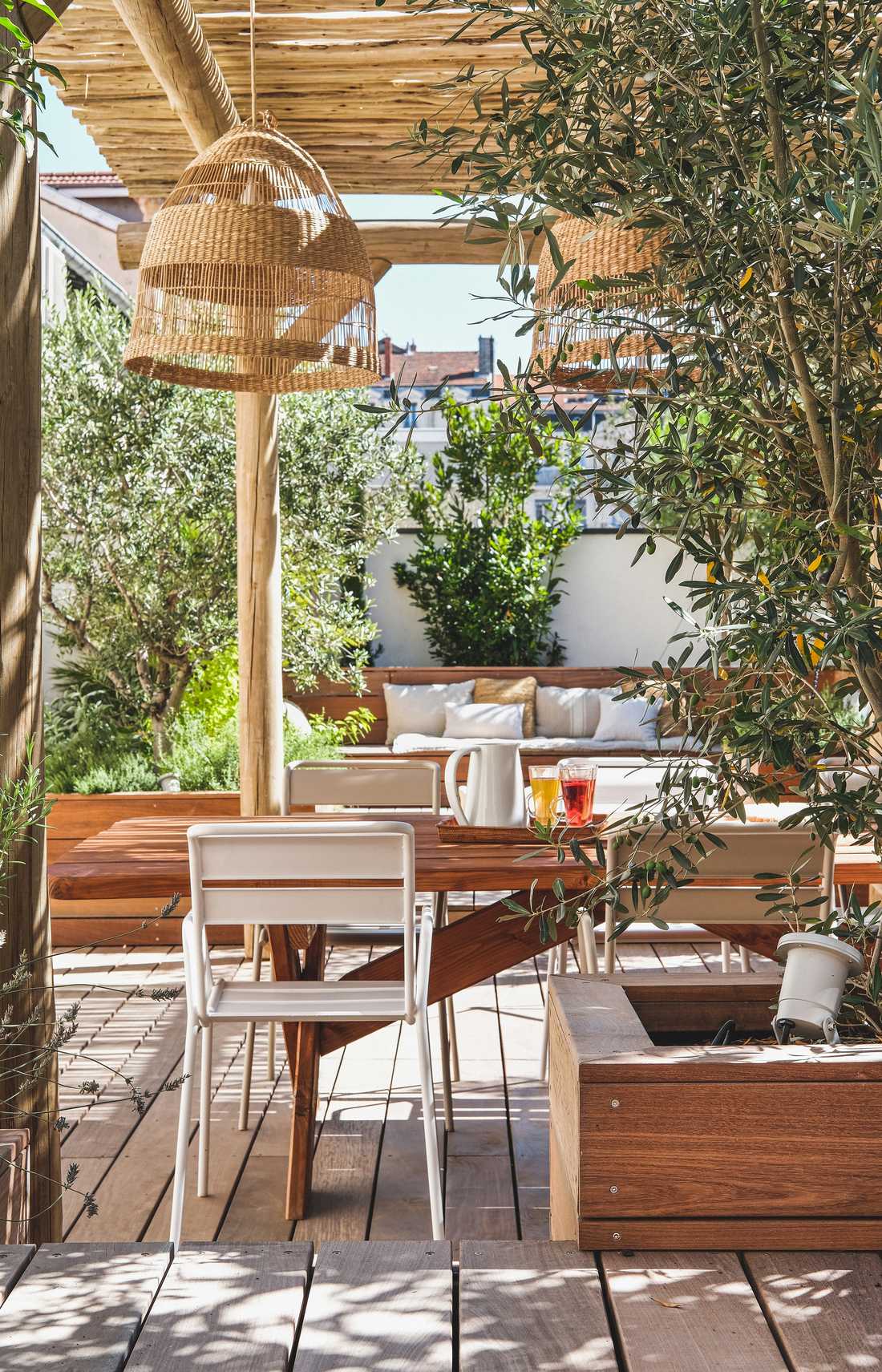 Terrasse en bois dans un appartement à Quimper conçu par un jardinier paysagiste