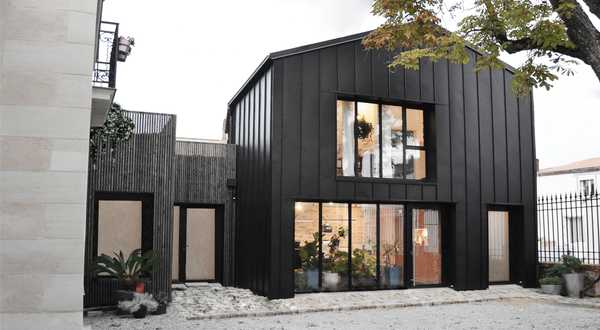 Extension contemporaine d'une maison ancienne par un architecte à Quimper