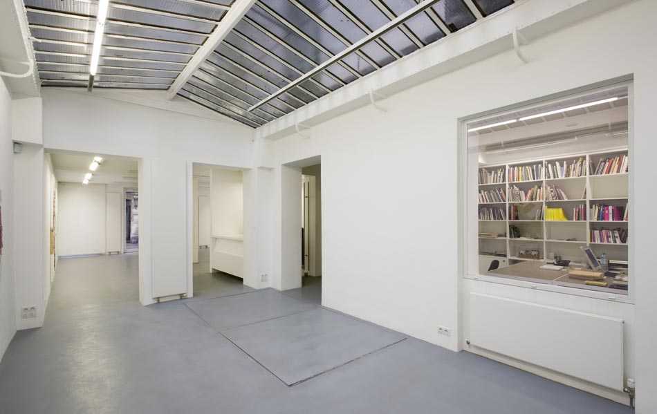 Architecture d'une galerie d'art contemporain dans un style white cube