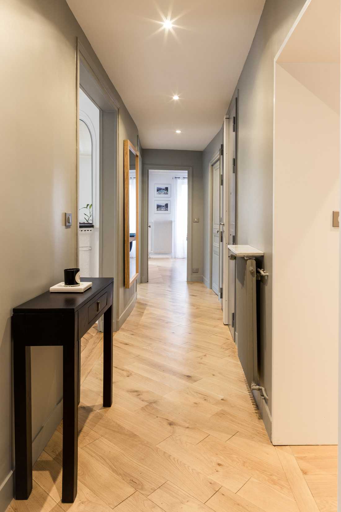 Couloir d'un appartement haussmannien renovée par un architecte d'interieur à Quimper