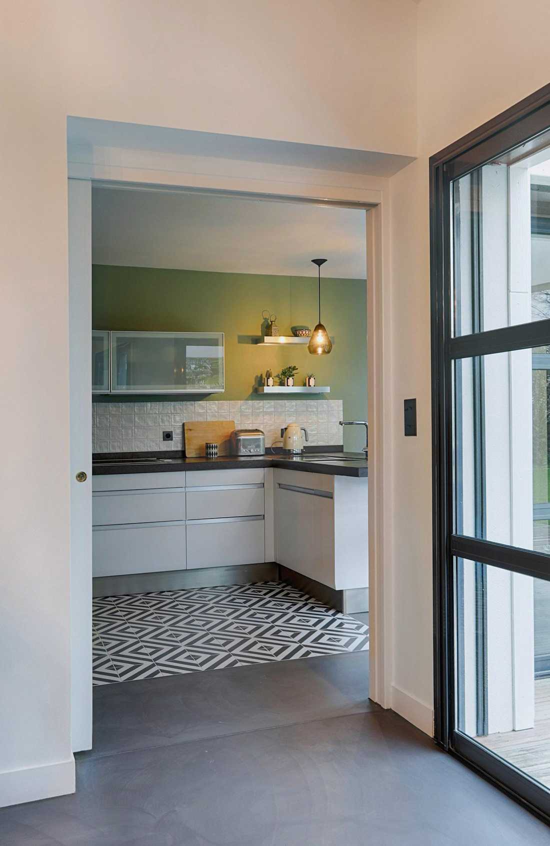 Circulation dans la cuisine amenagée par un architecte d'intérieur à Auray