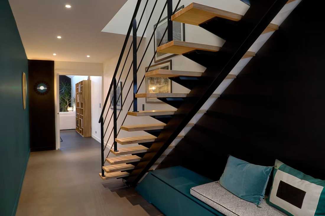 Escalier rénové dans une maison d'architecte des années 2000