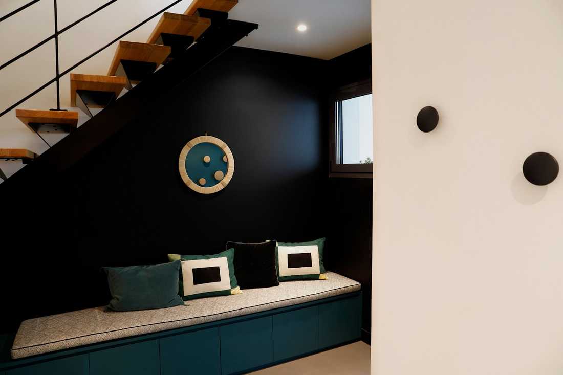 Entrée de la maison avec banquette sur mesure
