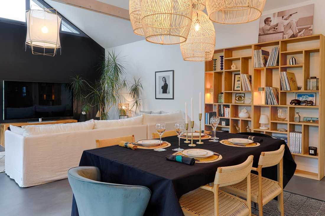 Espace repas avec bibliothèque sur mesure