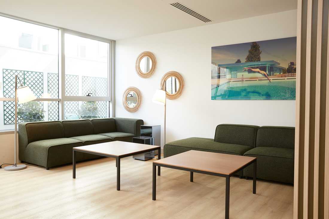 Salle d'attente de bureaux rénovés par un architecte d'intérieur dans le Finistère et le Morbihan