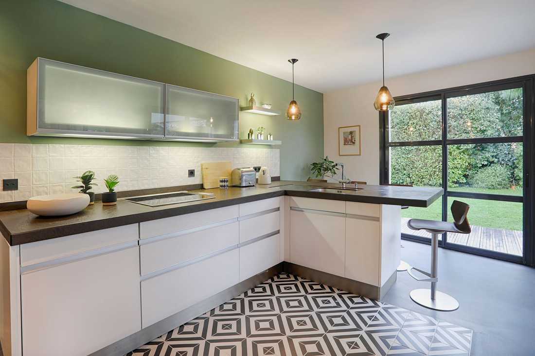 Cuisine avec mur vert kaki et plan de travail contemporain