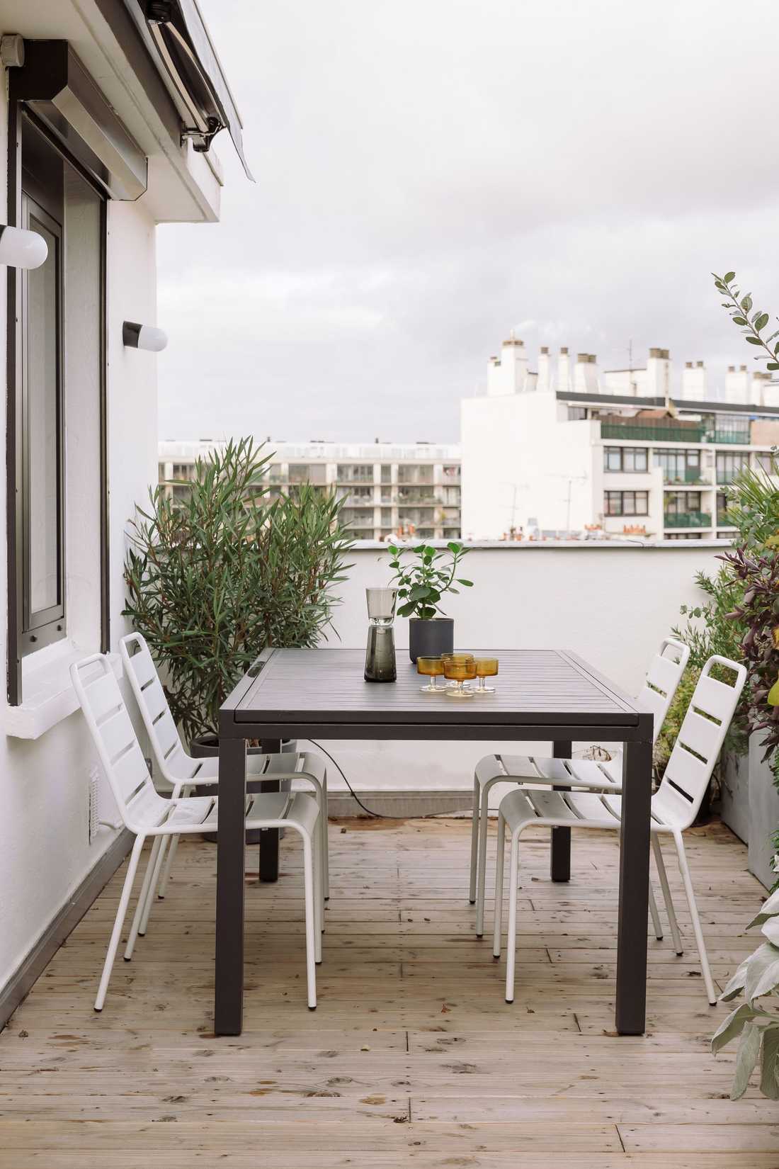 Coin repas sur la terrasse de l'appartement à Quimper