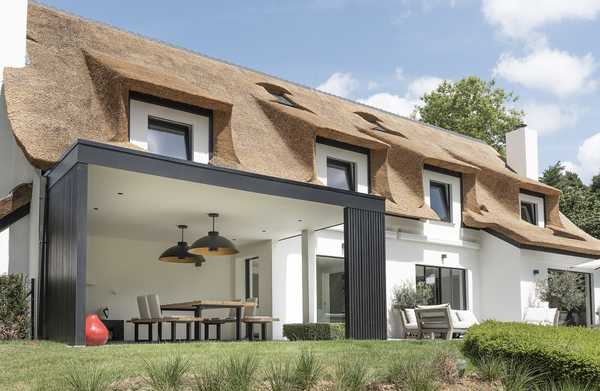 Un architecte d’intérieur et un paysagiste aménage la terrase, la pool house et la piscine à débordement d'une ville à Quimper.