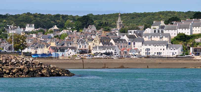 Maisons bretonnes typiques dans un village du Finistère